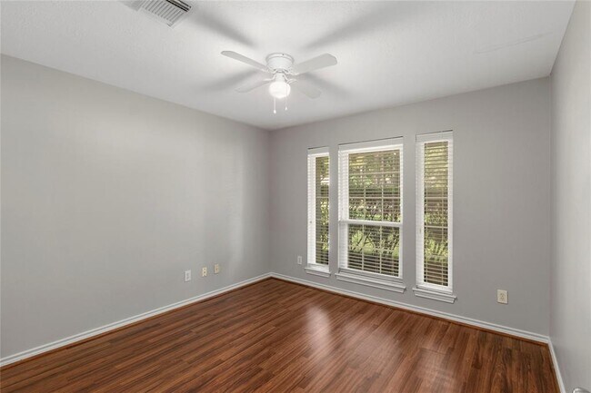 Building Photo - 910 McDaniel Dr