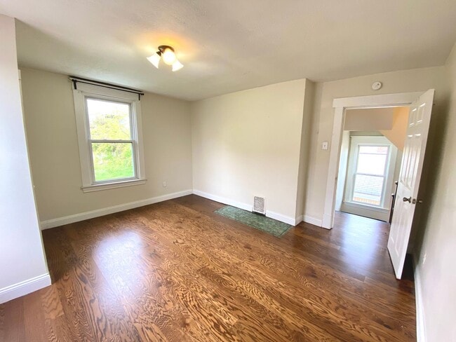 Building Photo - Spacious 4 Bed/1 Bath Home in Beechview-Convenient to Downtown! Available 7/5