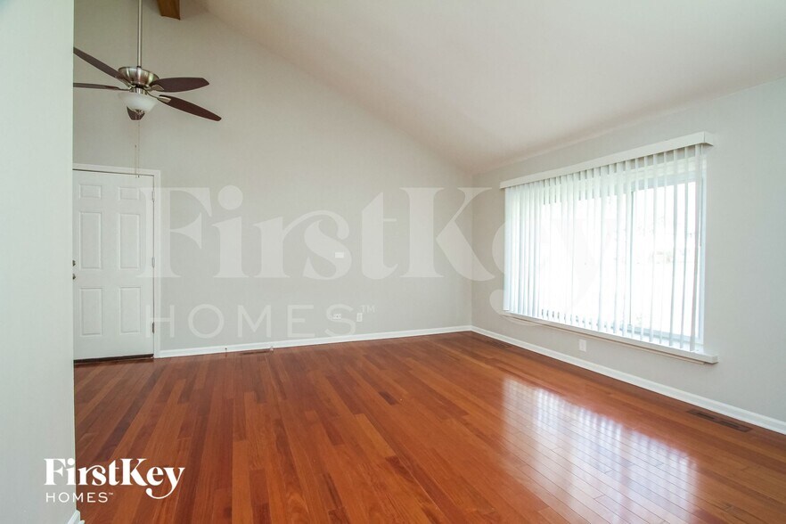 Building Photo - 303 N Bromley St