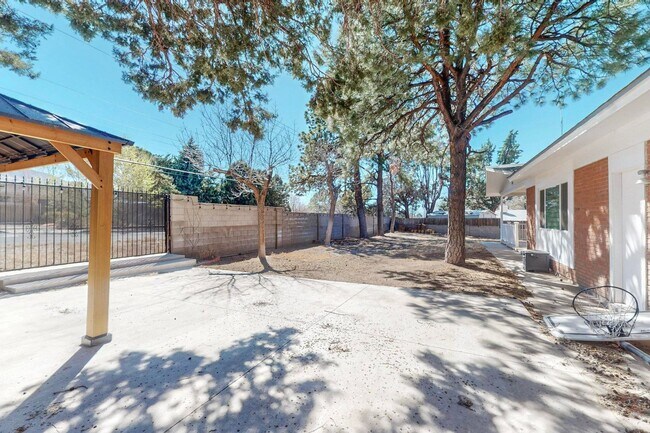 Building Photo - **Great Home** 3 Bed | 2 Bath | NE Heights | Quiet Neighborhood, Prime Location