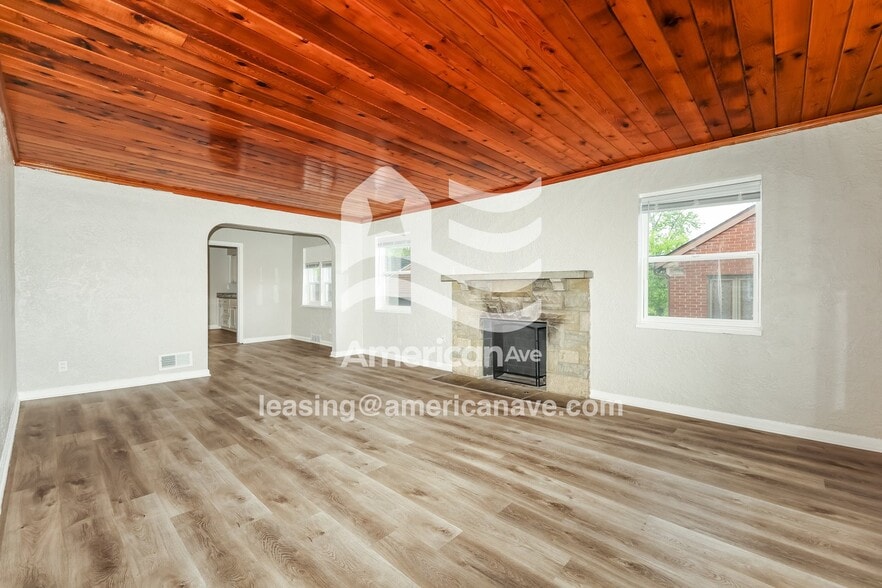 Building Photo - 1818 Parkhill Dr