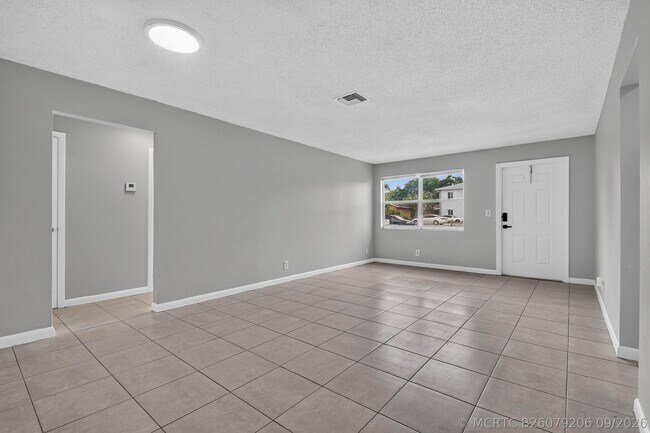 Building Photo - 1037 W 28th St