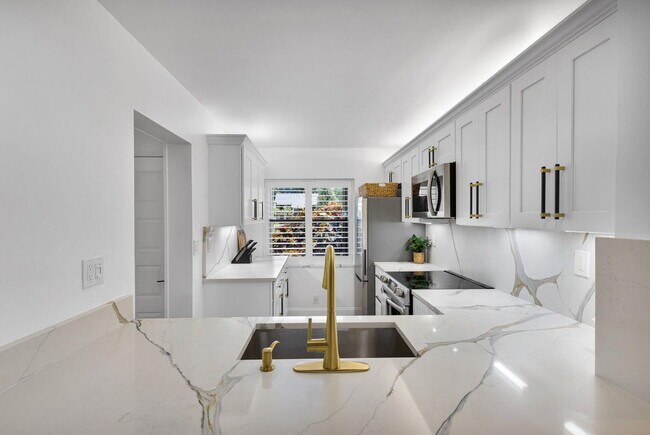 Building Photo - 12911 Briarlake Dr