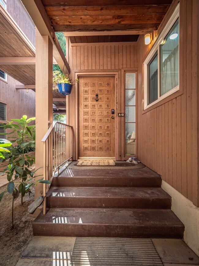 Building Photo - Fully Furnished Minutes from the Beach Newly Remodeled 2 Bedroom Move in Ready!