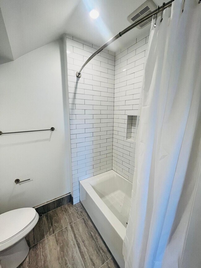 Building Photo - Mid City/Koreatown Recently Renovated Studio Available Now! Hurry Won't Last