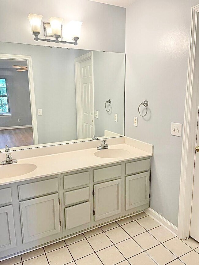 Building Photo - 10654 S Hall Dr