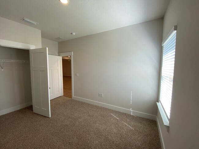 Building Photo - 3398 Southwind Dr