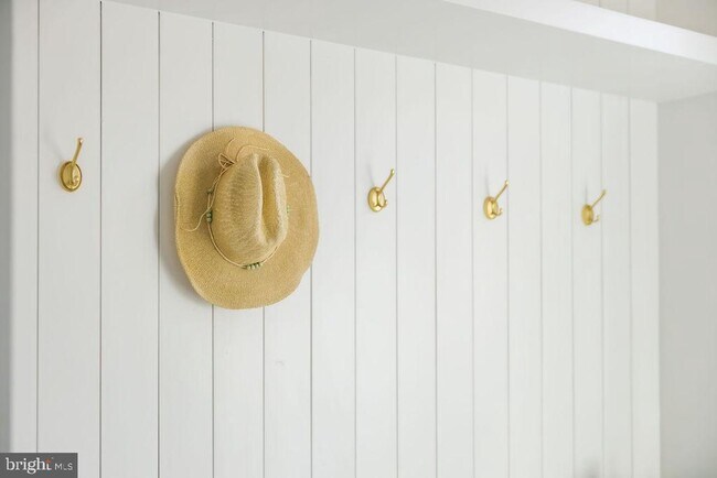 Building Photo - 2460 Ontario Rd NW