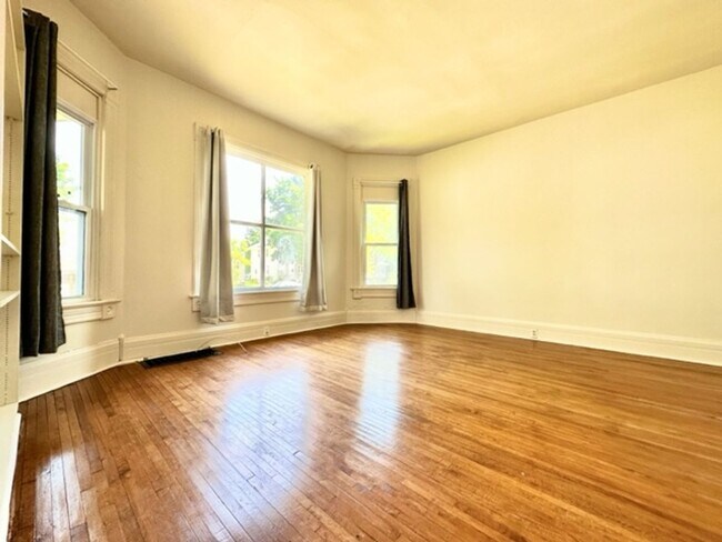 Building Photo - 122 S Van Buren St