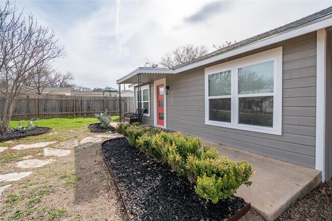 Building Photo - 505 Lbj Dr