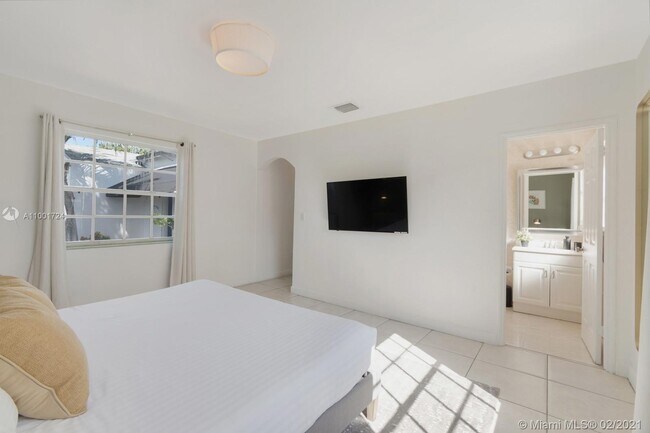 Building Photo - 5943 Biscayne Blvd