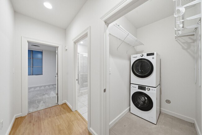 Building Photo - 914 Main St