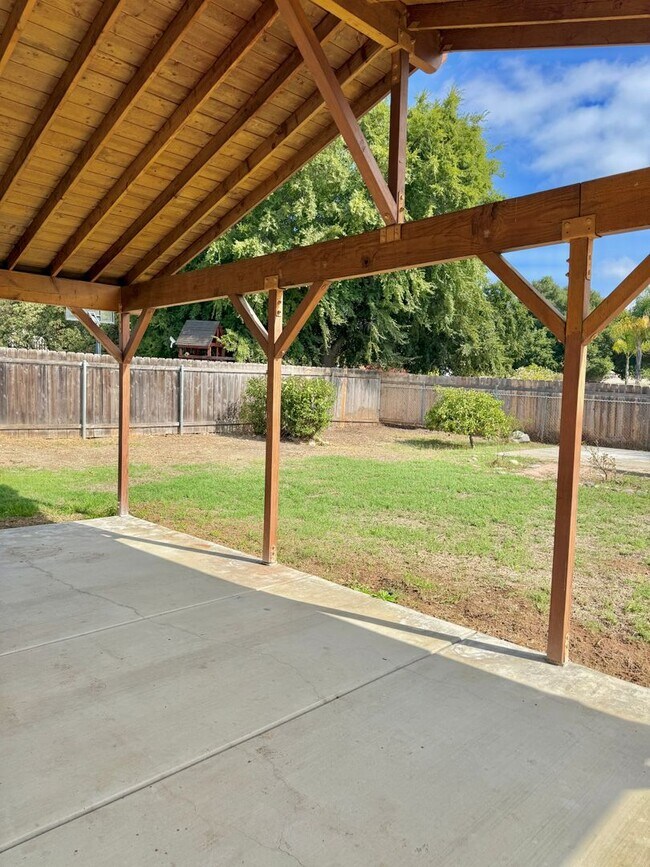 Building Photo - Four Bedroom Three Bath House Move in Cred...