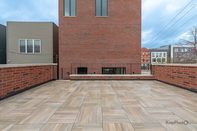 Building Photo - 901 W Cullerton St