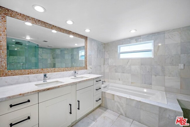 Building Photo - 1126 S Bundy Dr