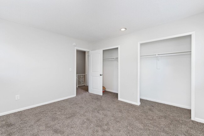 Building Photo - Remodeled & Updated 2 Bedroom Duplex Unit!
