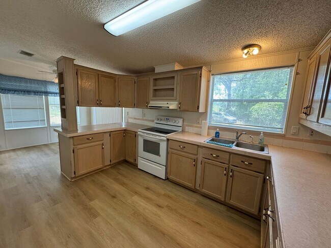 Building Photo - 2 Bedroom / 2 Bath Mobile Home with Office/Flex Space – Suwannee County (16th Street)