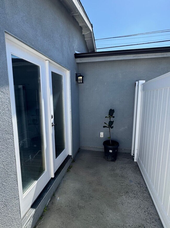 Building Photo - Cozy Carson Back House with Skylights & Washer/Dryer