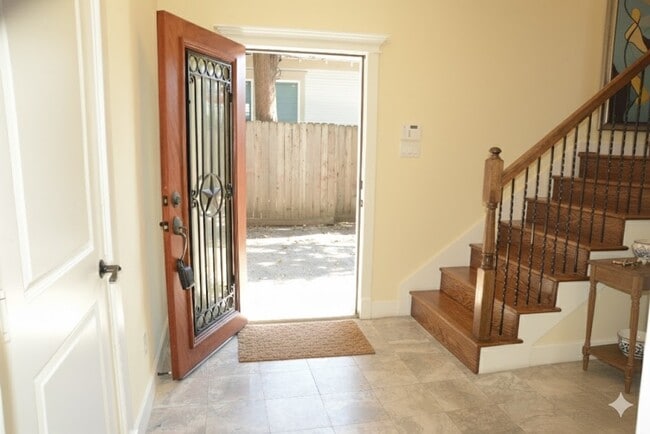 Building Photo - 615 W 27th St