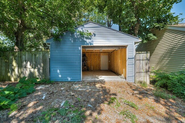 Building Photo - 906 S Champion Ave