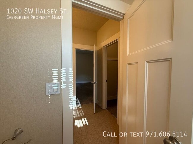Building Photo - 1020 SW Halsey St