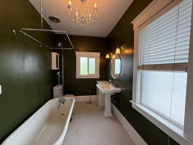 Building Photo - Elegant 2 Bed, 1 Bath Home on South Hill!