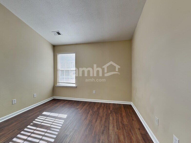 Building Photo - 17 Dillingham Ct