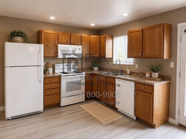 Building Photo - 996 S Palomar Dr