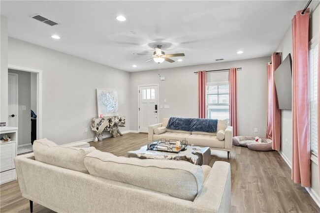 Building Photo - 2047 Drew Dr