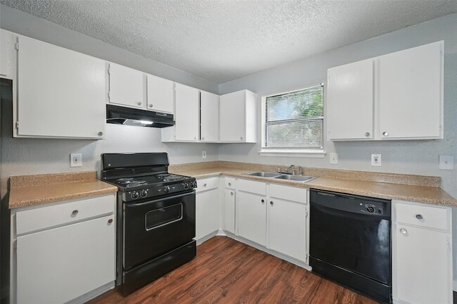 Building Photo - 3048 Tudor Ln