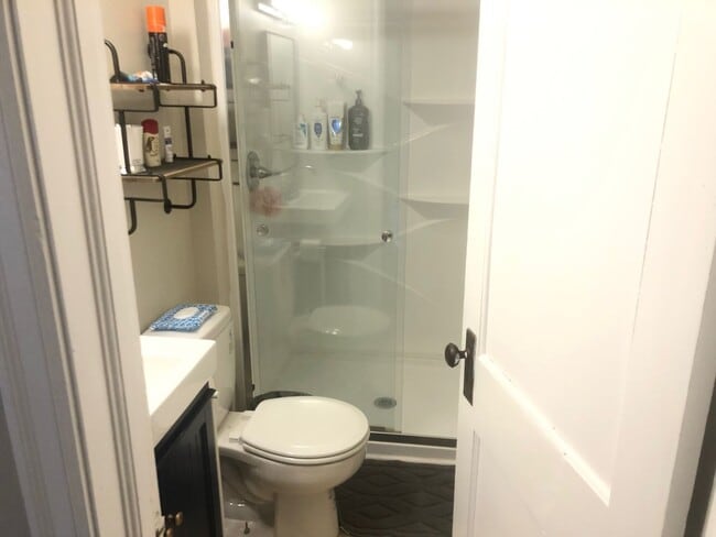 Building Photo - Very well decorated and furnished 4 BR house near IWU. Ideal for students with 2 kitchens