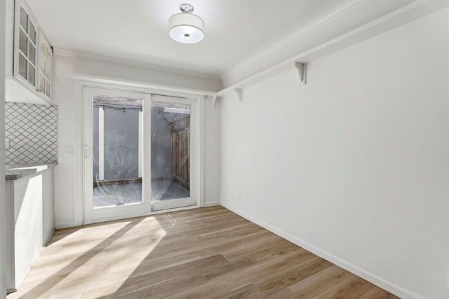 Building Photo - Freshly Renovated Single-Family Townhouse for Rent