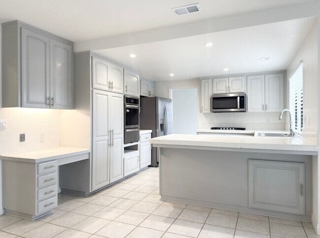 Building Photo - Centrally Located Single Level in Oceanside!