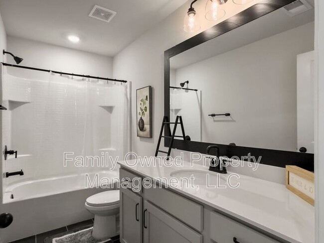 Building Photo - 709 McRoy St