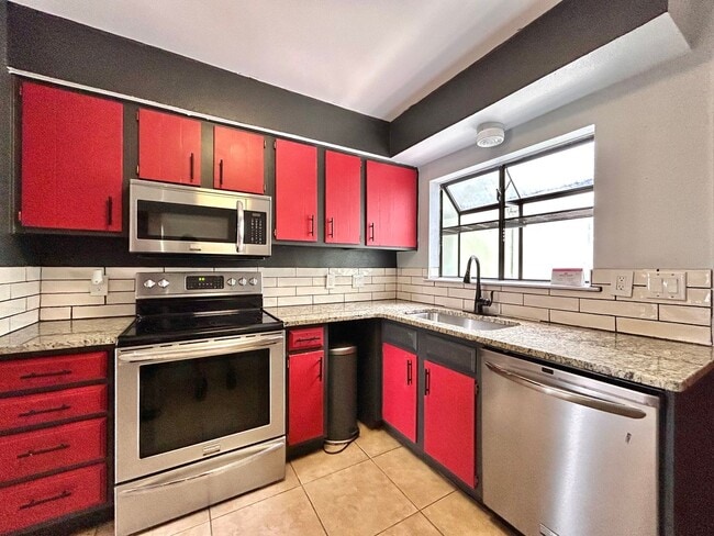Building Photo - Beautiful 3BR/2BA Two-Level Home with Tall...