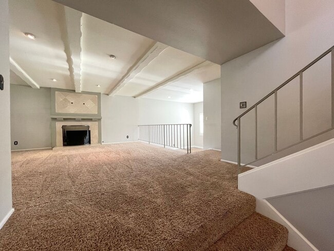 Building Photo - Live in Style in the Heart of Camarillo!