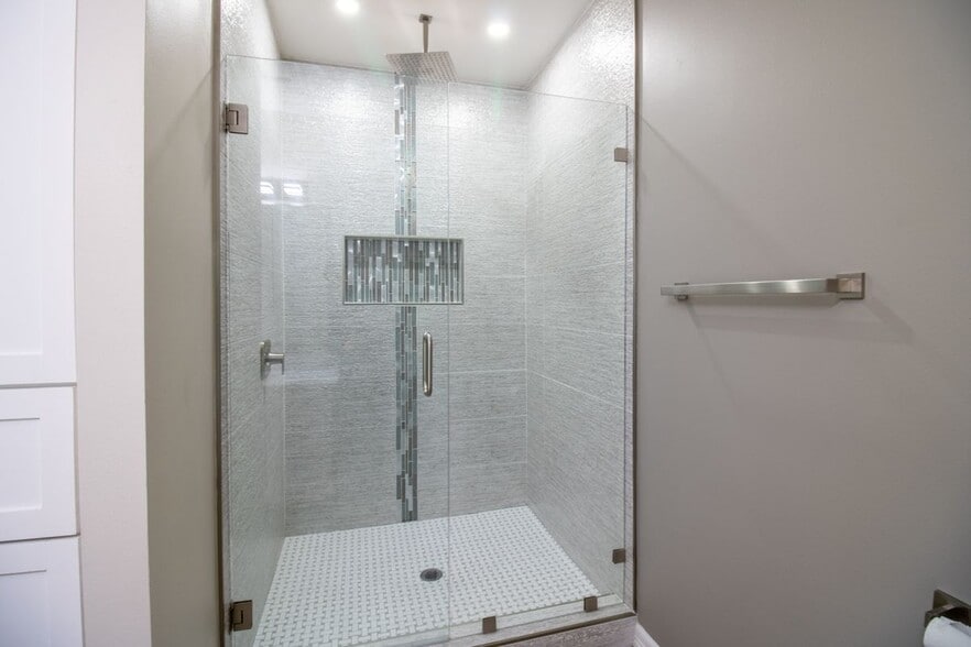 Building Photo - 5315 N Crown Point