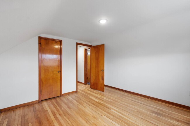 Building Photo - Don’t miss this! Beautifully RENOVATED 3 bedroom in Stowe!!