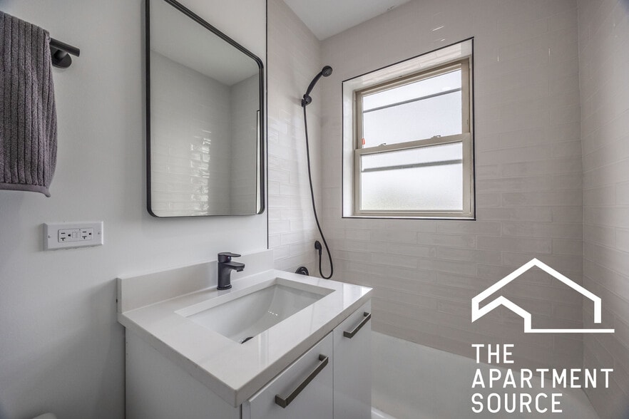 Building Photo - 1553 W Hollywood Ave