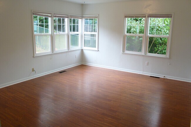 Building Photo - RENOVATED BALLARD 3 BED, 2 BATH DUPLEX UNIT FOR RENT CLOSE TO ALL