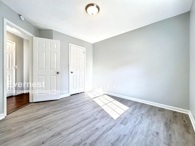 Building Photo - 619 Brooks Rd