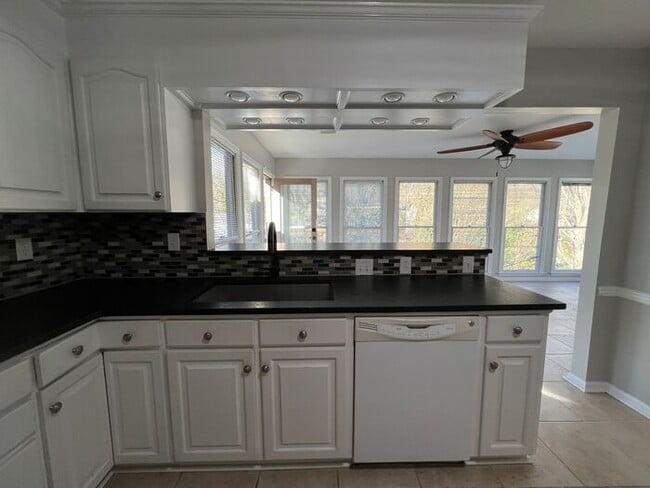 Building Photo - Wonderful 3 Bedroom Split Level Home In Sa...