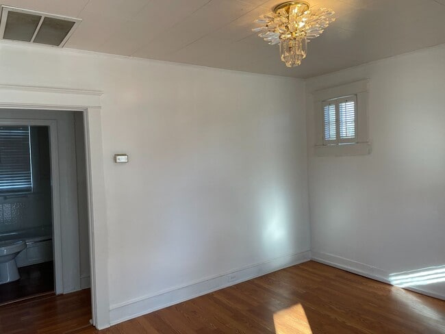 Building Photo - Charming older home close to downtown!