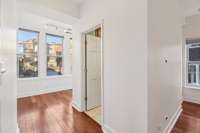 Building Photo - 7622 N Greenview Ave