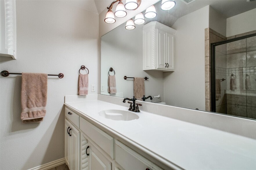 Building Photo - 1805 Castle Ct