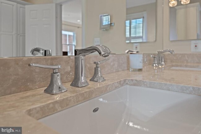 Building Photo - 128 Queen St