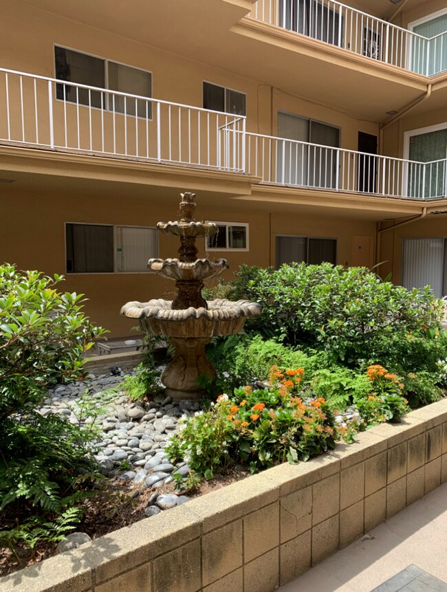Building Photo - 2 Bedroom, 2 Bath Condo Blocks to the Beach, Pet Friendly, Sunset Views, Parking!