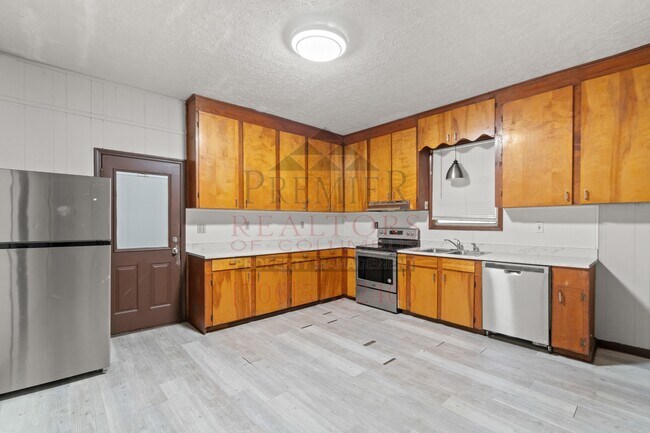 Building Photo - 108 Comer St