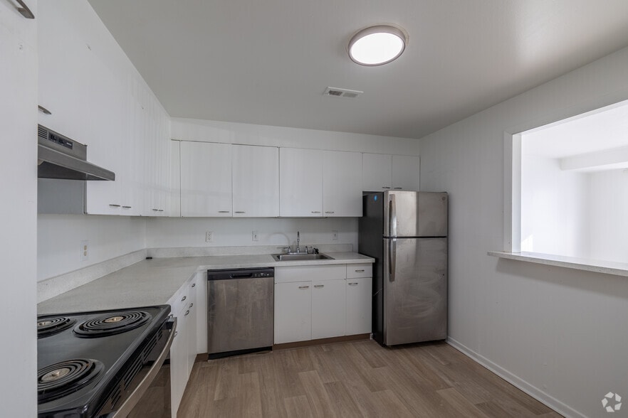 3BR, 2BA - 1,510SF - Kitchen - Carlyle Tower Apartments - Southfield, MI