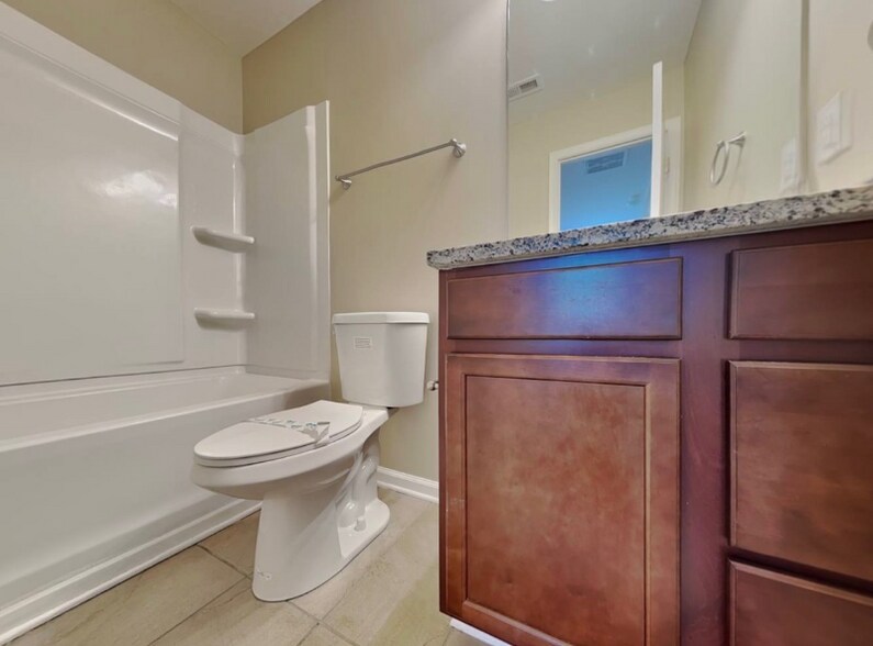 Building Photo - 2401 Everton Cir SE